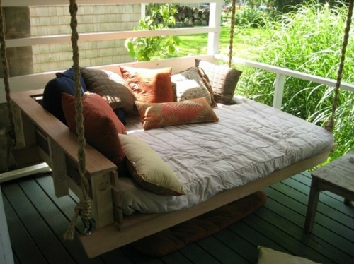 lits d'origine accrochent lit sur le porche