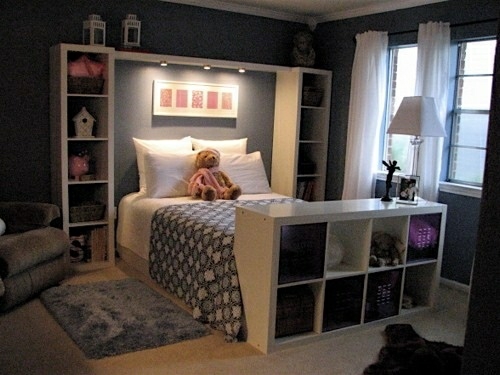 originele bedden met planken en dressoir