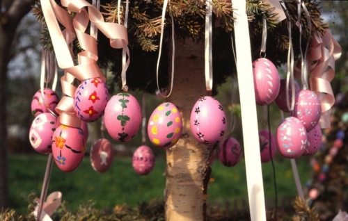 velikonoční dekorace namalované vejce růžové