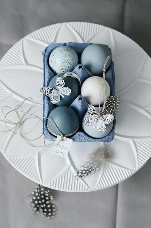 velikonoční dekorace modré vejce papírové motýly