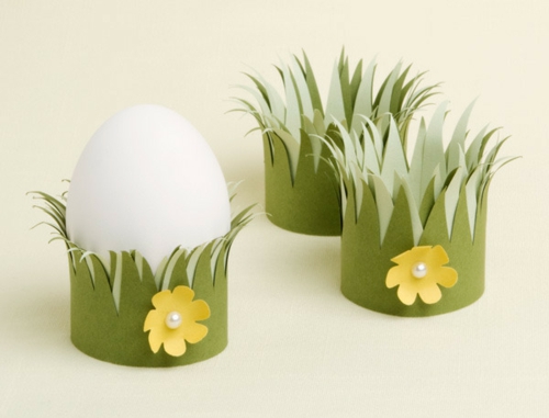 originální velikonoční dekorace vejce pohár tráva karton