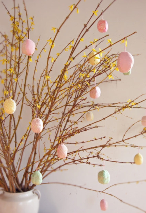 originální velikonoční dekorace jarní větve žluté květy