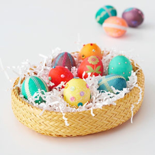 оригинална великденска декорация плетена кошница колоритен великденски яйца