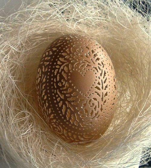 originální velikonoční dekorace vyřezávané velikonoční vejce zlato