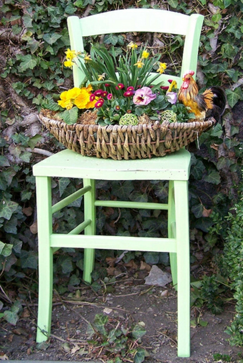 originální velikonoční dekorace zelená židle pletený koš