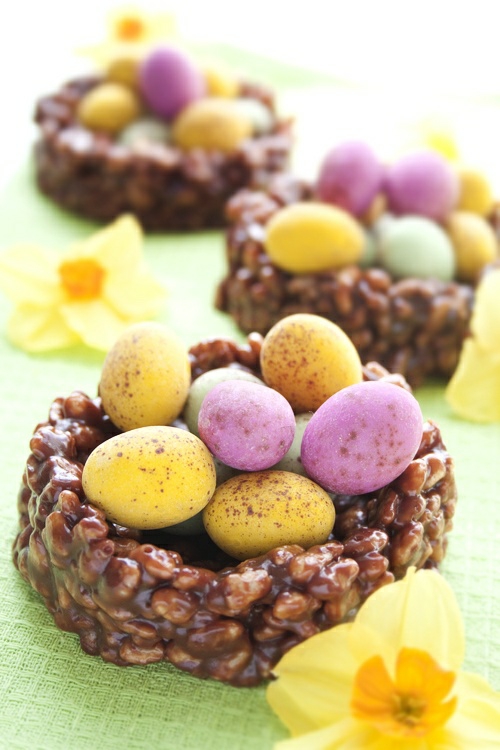 originální velikonoční dekorace mramorové vejce shocko ořechy hnízda