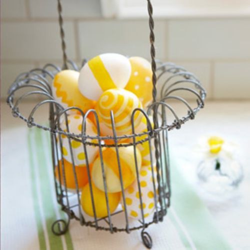 originální velikonoční dekorace kovové vejce stojí žluté vejce