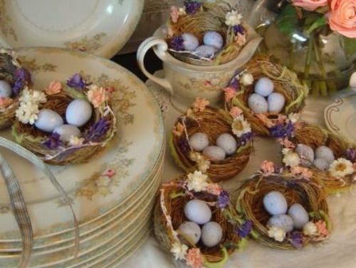 décoration de pâques nids de fleurs oeufs de pâques