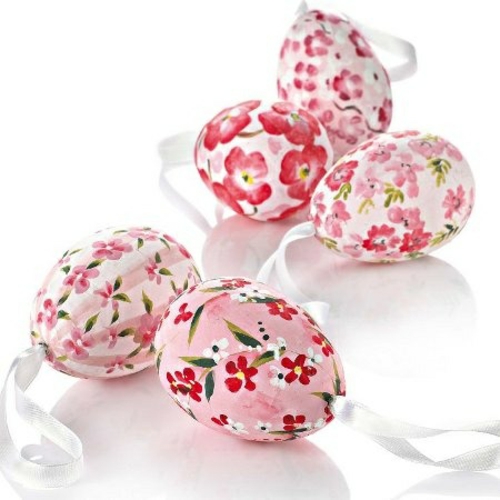 décoration de Pâques originale oeufs de Pâques fleurs roses