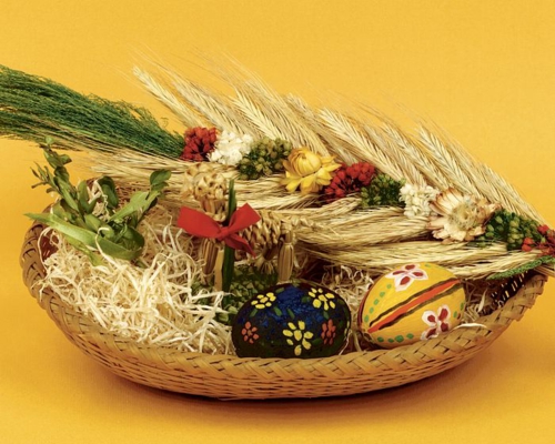 originální velikonoční dekorace velikonoční košík barevné vejce obilovin
