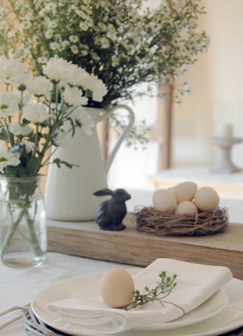 velikonoční dekorace stolní dekorace čerstvé květiny vařené vejce