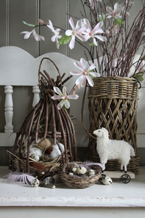 pâques décoration oeufs de caille paniers en osier fleurs délicates