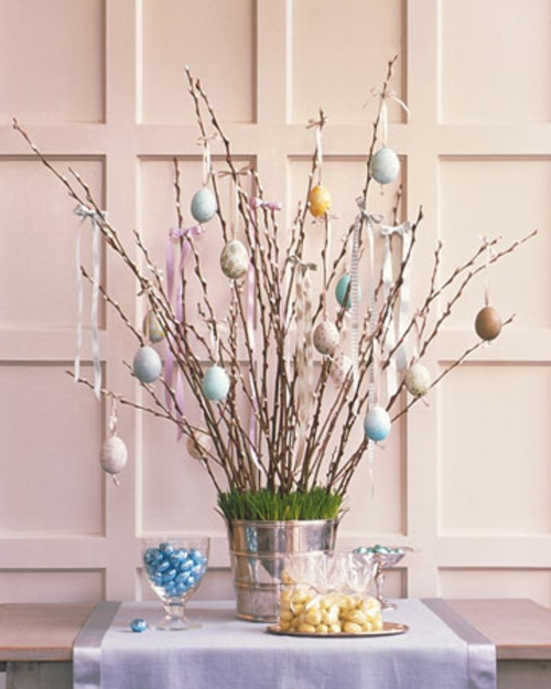 påske dekorasjon pil grener malt egg