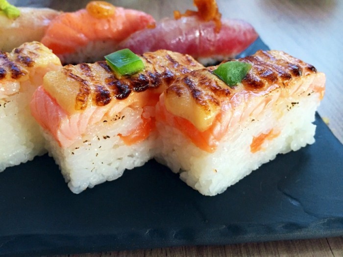 oshi sushi-stil ris og rå fisk