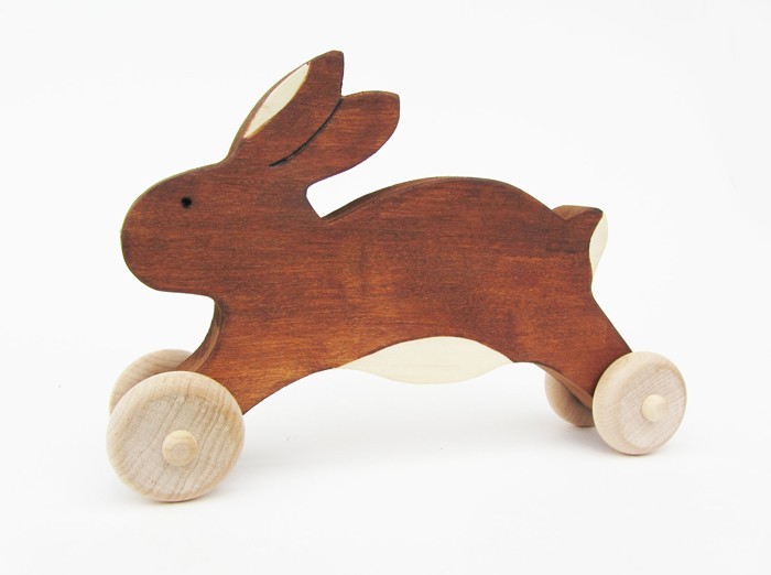 Paasdecoraties van hout upcycling ideeën knutselen met natuurlijke materialen konijn op wielen