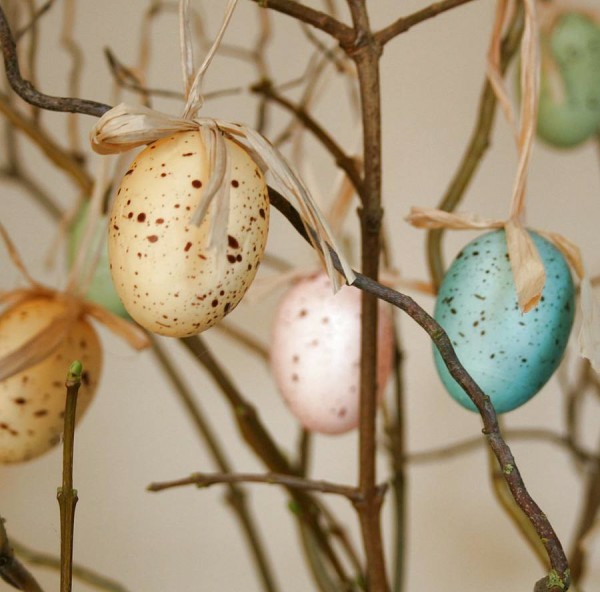 De decoratie van Pasen of de boom van Pasen verfraait met paaseieren