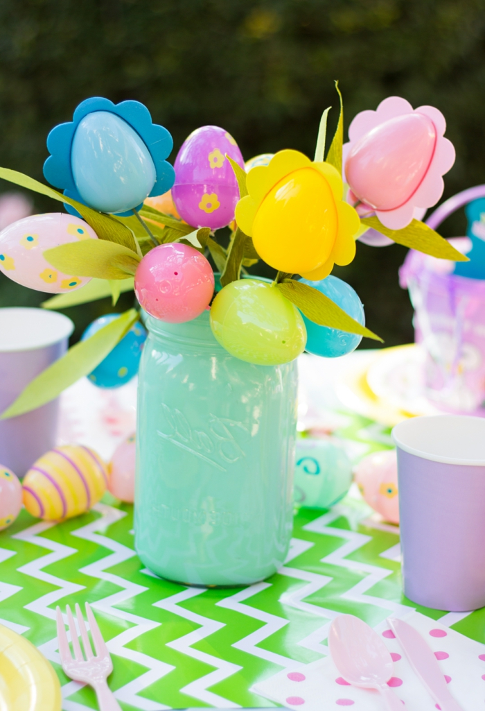 pasen decoratie tuin feestelijk tafeldecoratie plastic eieren gekleurd tafelkleed