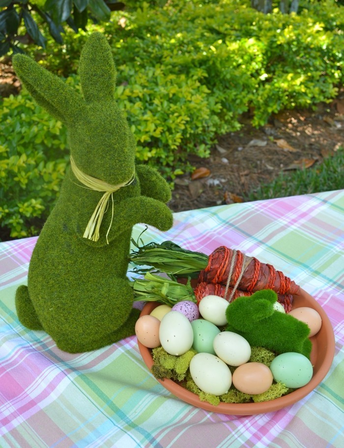 De tuintafel die van de Pasen-decoratie met paaseieren en Pasen-konijntje verfraait