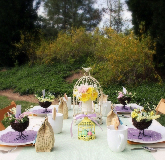 πασχαλινά διακόσμηση κήπος πίνακας διακόσμηση χρωματισμένα πασχαλινά αυγά μωβ accents λουλούδια