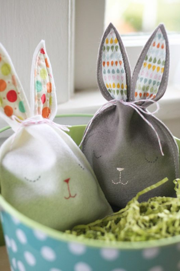 Великденска украса шиене малки торбички на зайче