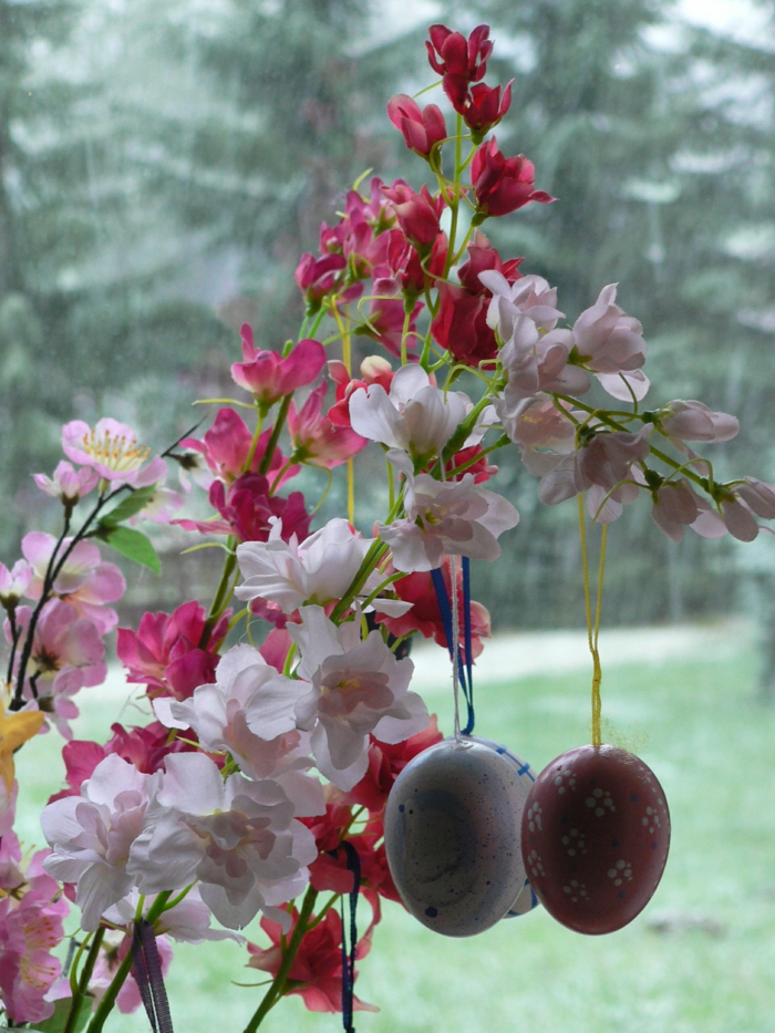 pasen decoratie pasen eieren opknoping bloemen versieren vensterbank versieren