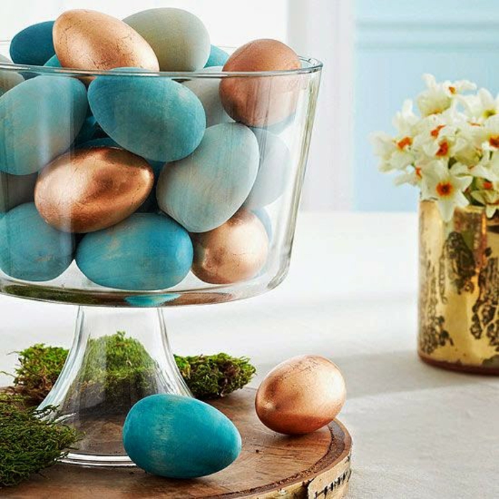 Πάσχα διακόσμηση Πάσχα διακόσμηση πίνακα μπλε πασχαλινά αυγά χρωματισμό μπλε χρυσός χαλκός αποχρώσεις βρύα γυαλί μπολ ξύλο