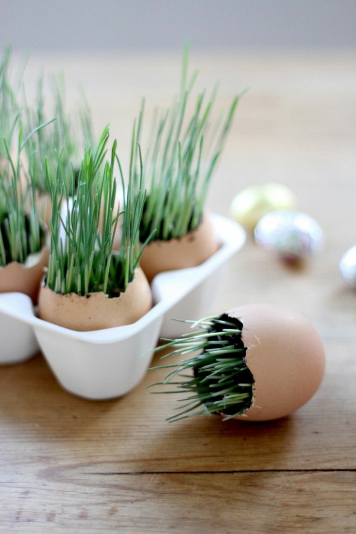 maak Pasen decoratie zelf eierschalen groene tafeldecoratie pasenideeën