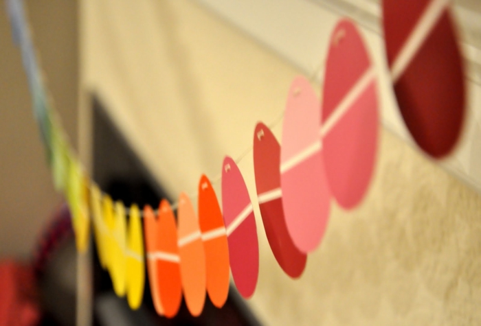 De paasdecoratie zelf maken slingerpapier gekleurd