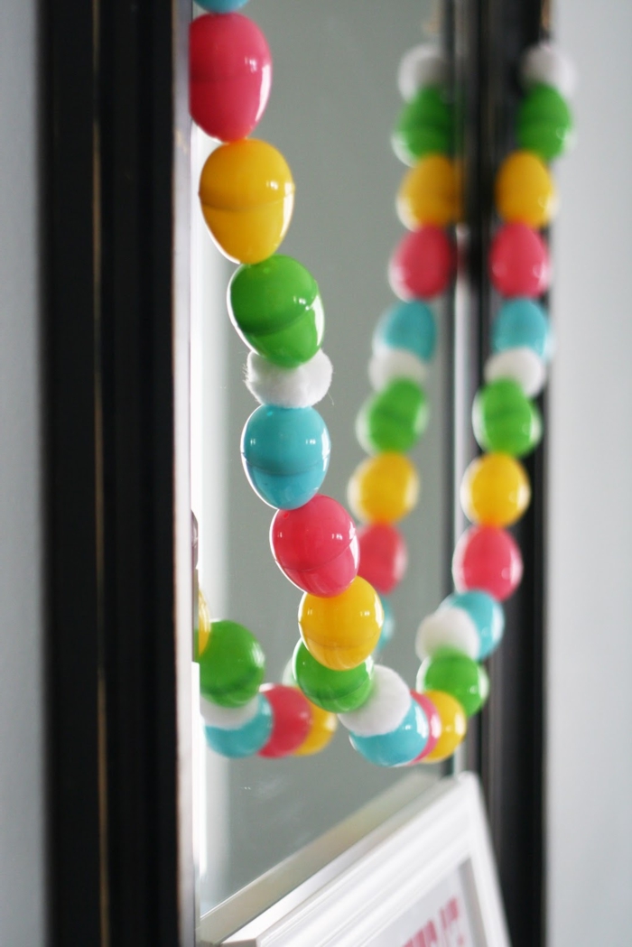 De decoratie van Pasen zelf maakt slinger plastic gekleurde diy ideeën