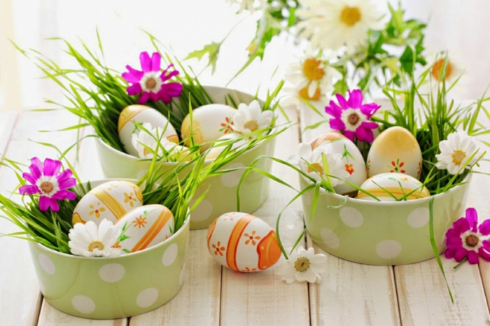 Διακόσμηση του Πάσχα κάνει τον εαυτό σας πίνακα διακόσμηση Πασχαλινά αυγά ζωγραφισμένα λουλούδια γρασίδι
