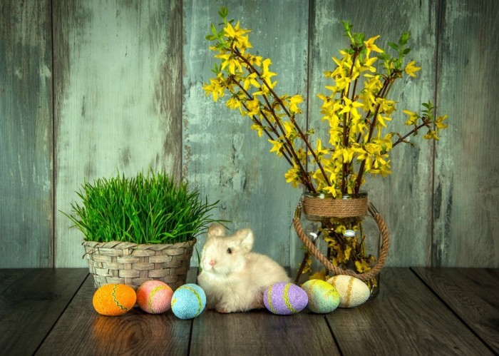 decoración de Pascua con flores y huevos de Pascua