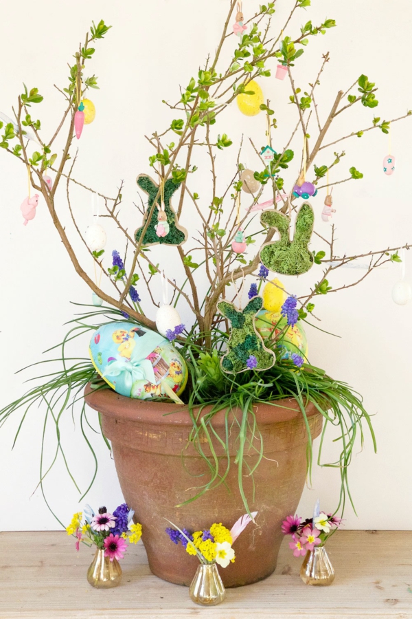 maak pasen decoratie zelf lente decoratie ideeën bloempot lente bloemen paaseieren