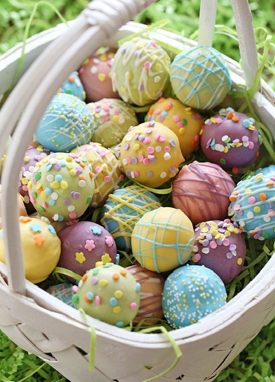 διακόσμηση του Πάσχα κάνει τον εαυτό σας καλάθι πασχαλινά αυγά πολύχρωμη σοκολάτα βρώσιμα