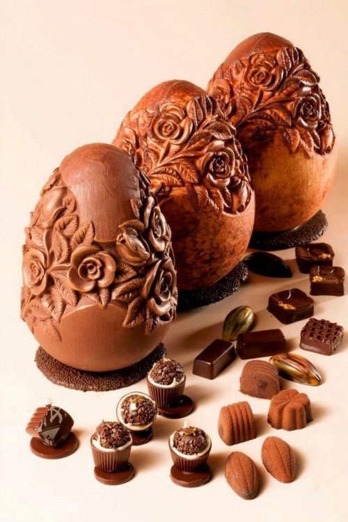 oeufs en chocolat finement sculptés