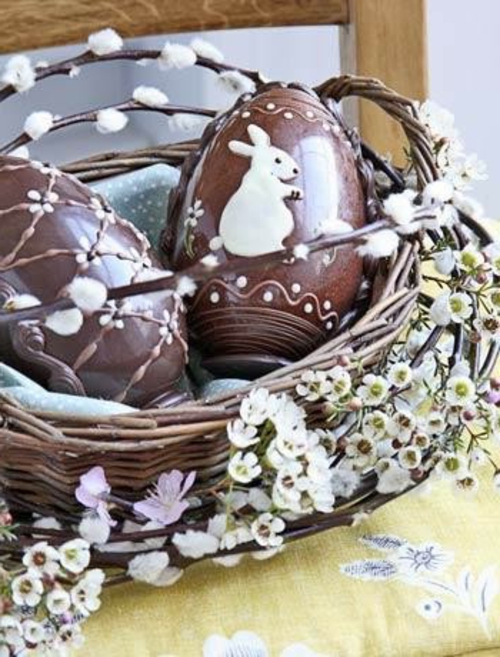 Oeufs de Pâques de branches de saule en osier panier chocolat