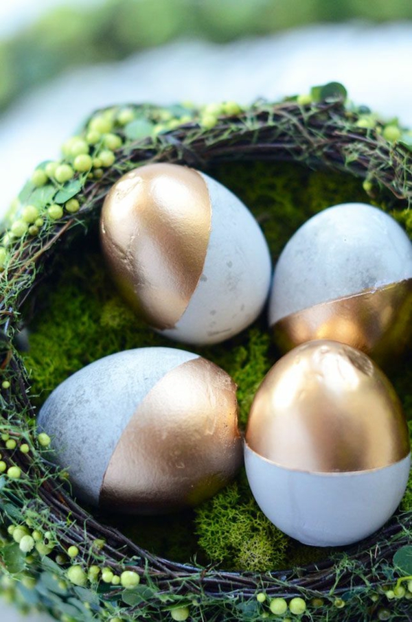 easter eggs obrázky zlaté akcenty velikonoční vajíčka malba velikonoční dekorace drotár