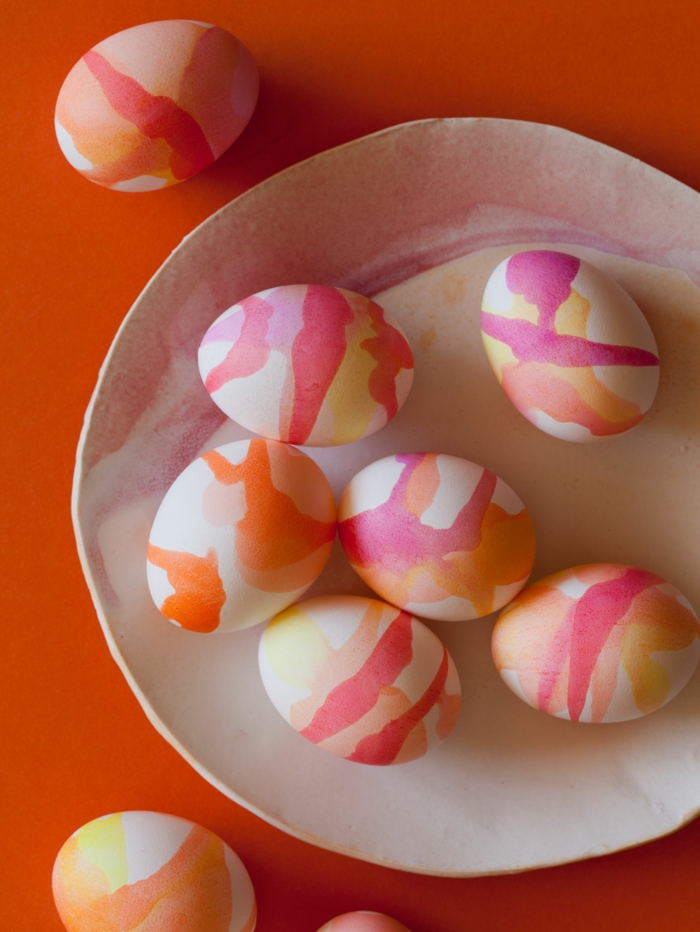 Velykiniai kiaušiniai dažyti deko idėjomis dažytos akrilinės spalvos akvarelė abstrakčiai puošia Velykų apdailą