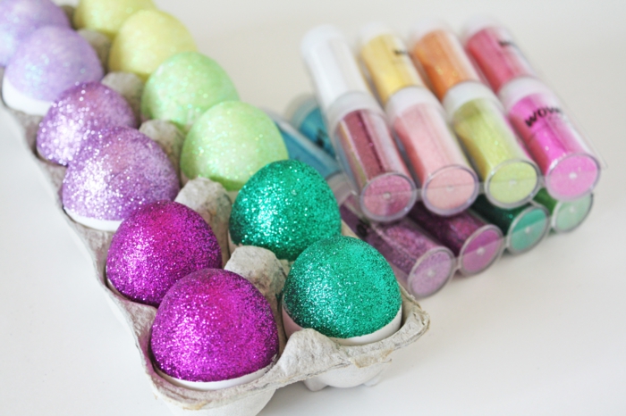 πασχαλινά αυγά χρωματισμό παρασυρόμενα αυγά diy glitter Πάσχα διακόσμηση
