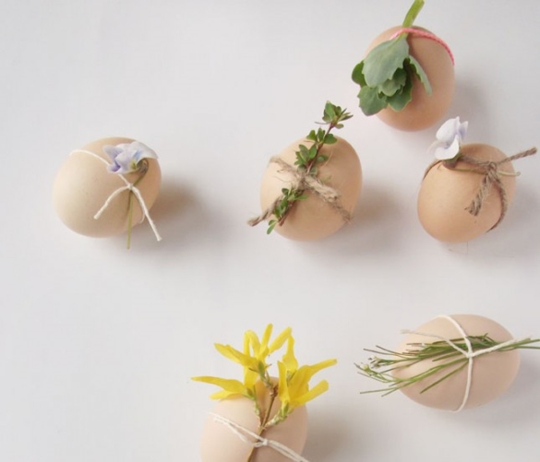 Τα αυγά του Πάσχα διαμορφώνουν τα φρέσκα λουλούδια φυτικά