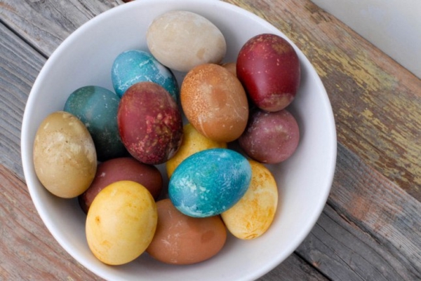 Ζωγραφίστε τα φυσικά χρώματα των αυγών του Πάσχα