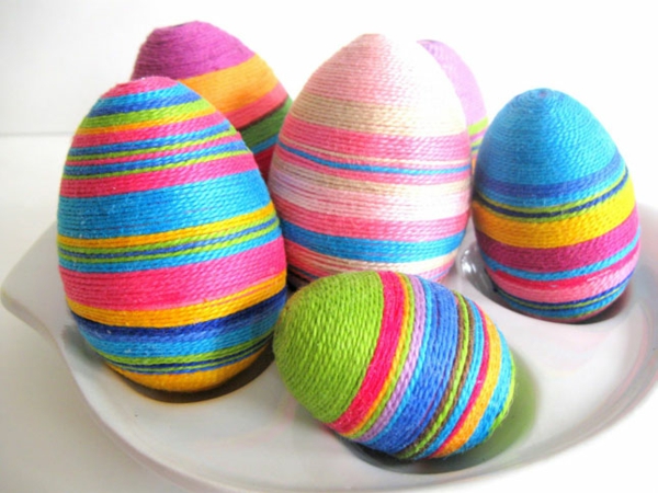 Velikonoční vajíčka udělají velikonoční ozdoby, aby příze byla pestrá