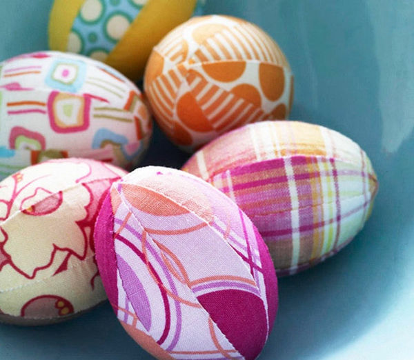 Velikonoční vejce dělají velikonoční ozdoby vytvářejí vzory tkanin