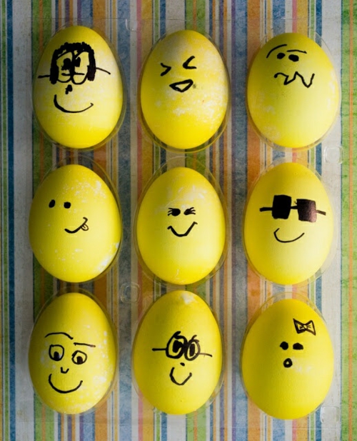 oeufs de Pâques face à des œufs jaunes