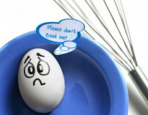 ביצים פסחא עם ביצה עצובה בפנים