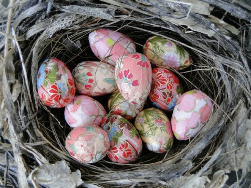 复活节彩蛋与餐巾五颜六色的鲜花