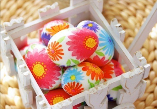 复活节彩蛋与餐巾五颜六色的鲜花