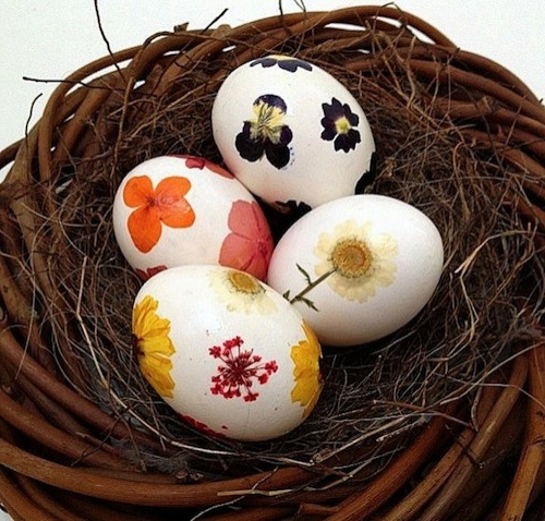 复活节彩蛋与餐巾技术真正的花朵