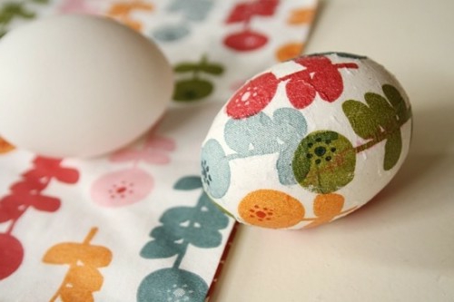 复活节彩蛋与餐巾技术柔和的色彩花香