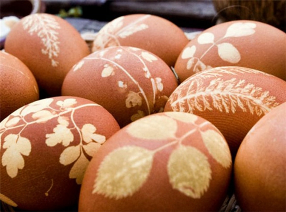 Les oeufs de Pâques colorent naturellement les idées d'artisanat