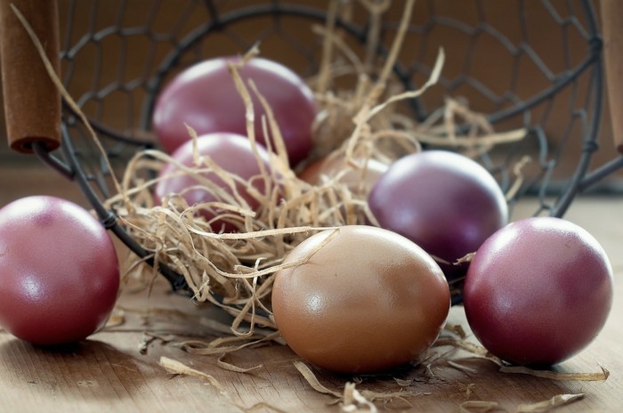 Huevos de Pascua decoración purista en primavera